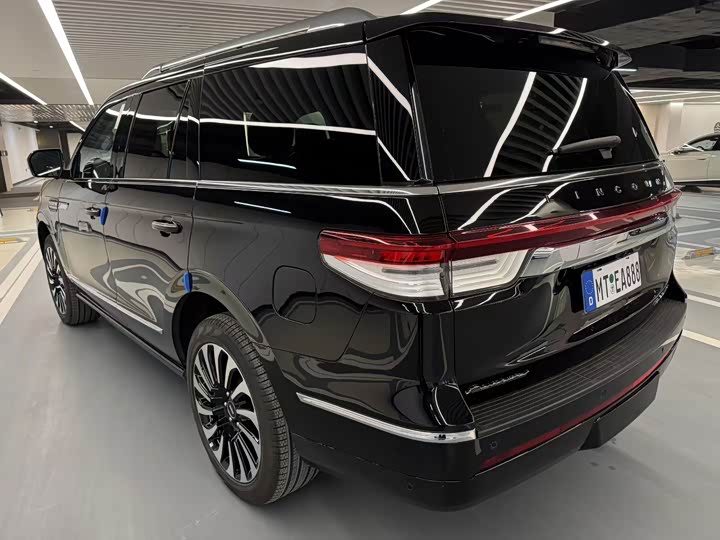 Фото 9 - Lincoln Navigator