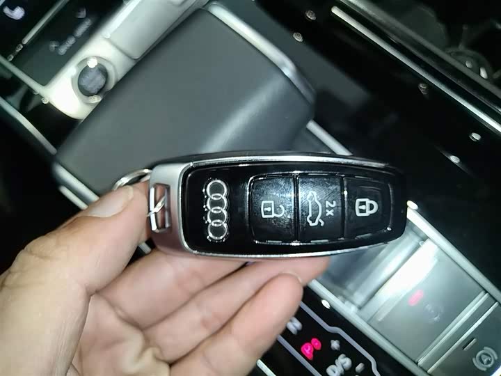 Фото 9 - Audi Q7