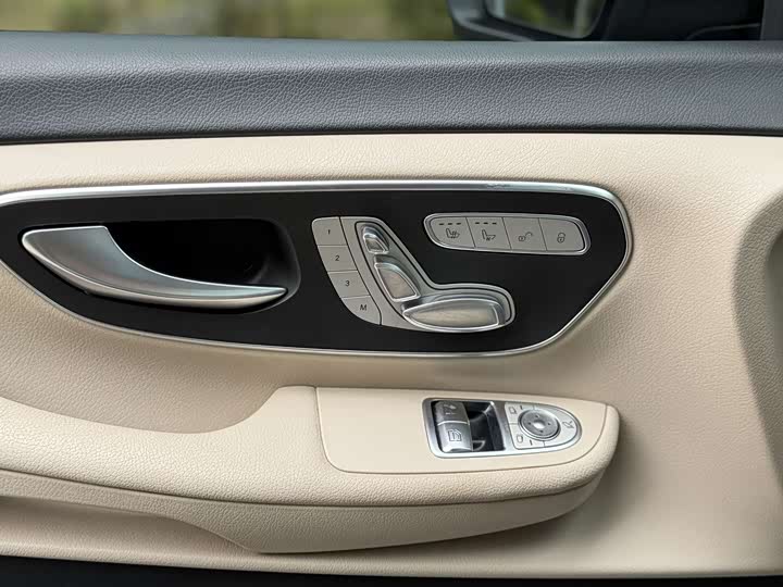 Фото 12 - Mercedes-Benz V-Class