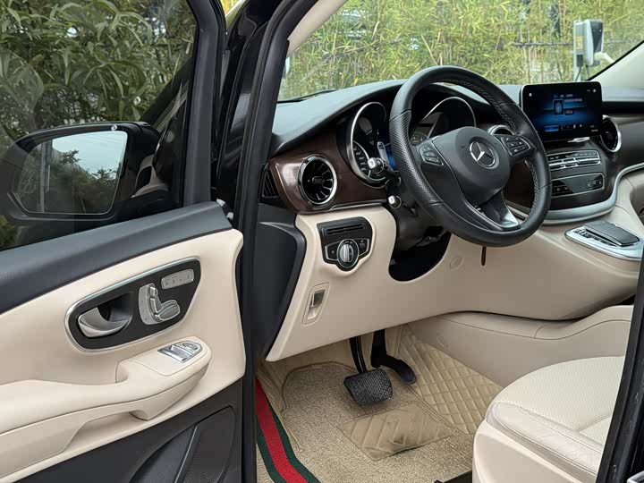 Фото 14 - Mercedes-Benz V-Class