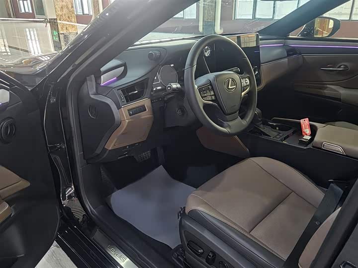 Фото 12 - Lexus ES