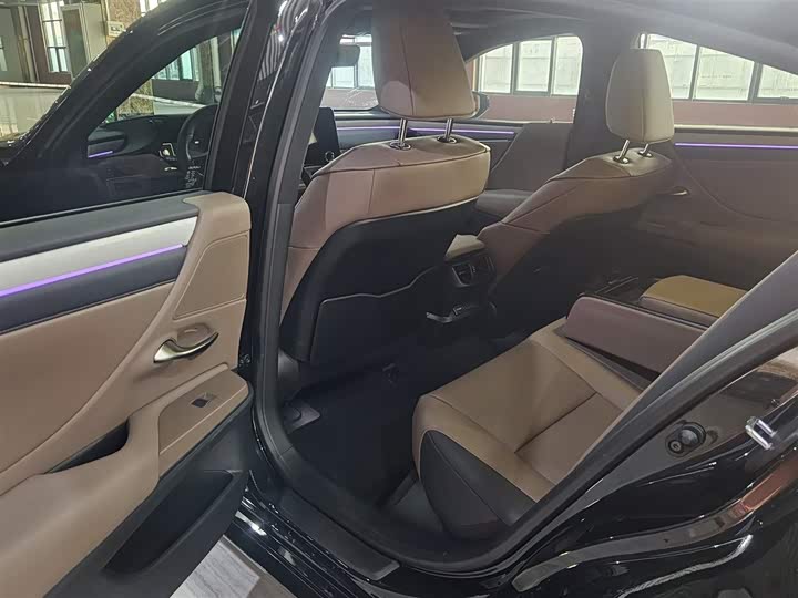 Фото 13 - Lexus ES