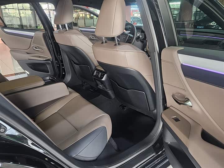 Фото 14 - Lexus ES