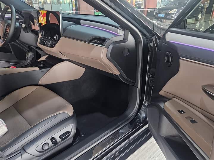 Фото 15 - Lexus ES