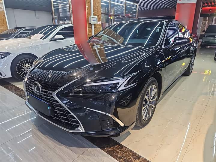 Фото 2 - Lexus ES