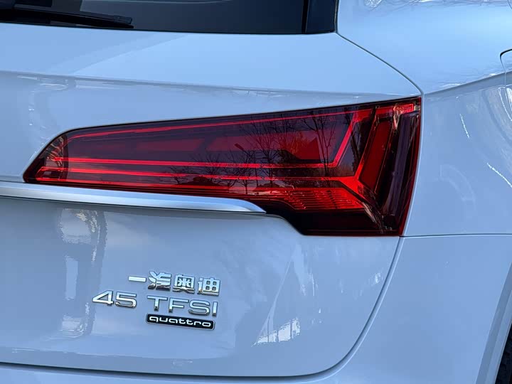 Фото 10 - Audi Q5L