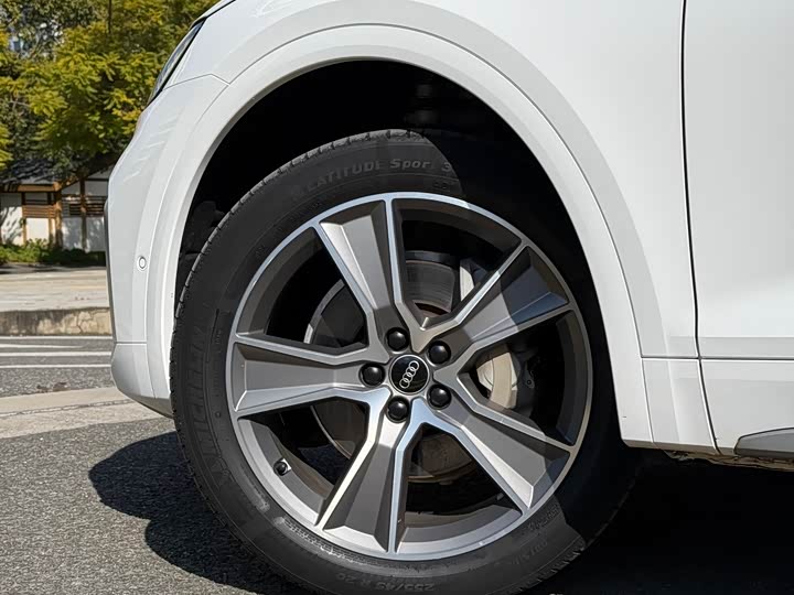 Фото 11 - Audi Q5L