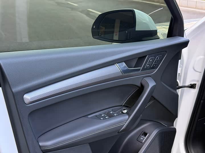 Фото 21 - Audi Q5L