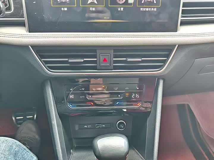 Фото 11 - Volkswagen Tiguan L Pro