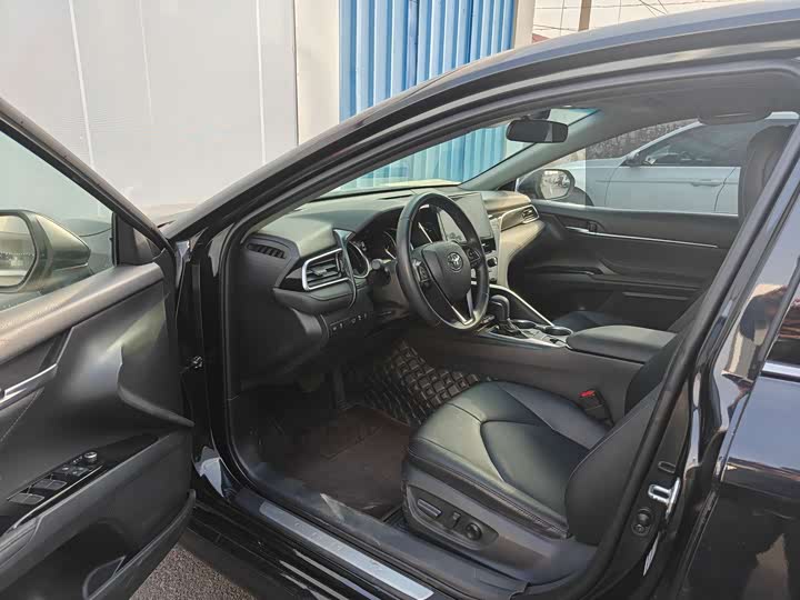 Фото 6 - Toyota Camry