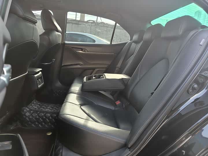 Фото 9 - Toyota Camry