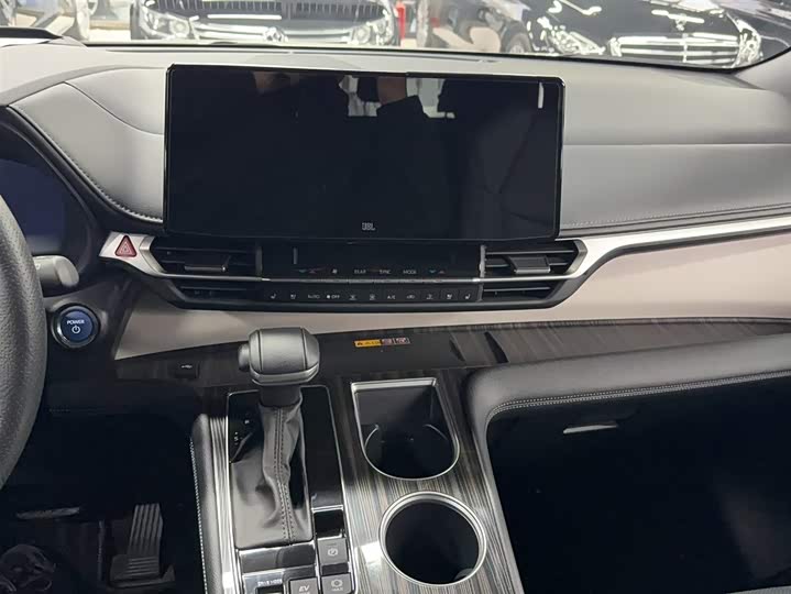 Фото 10 - Toyota Granvia