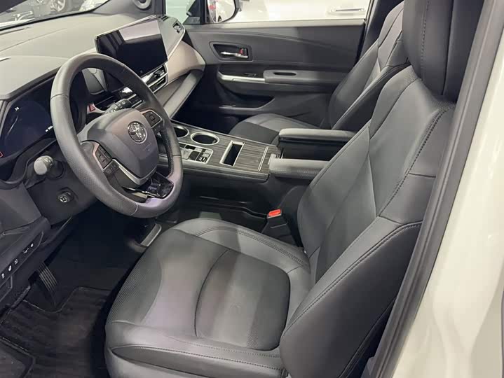 Фото 14 - Toyota Granvia