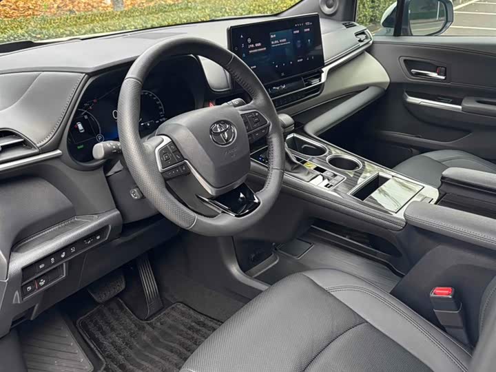 Фото 2 - Toyota Granvia