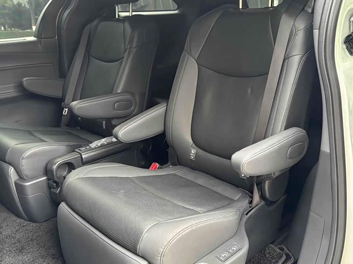 Фото 6 - Toyota Granvia