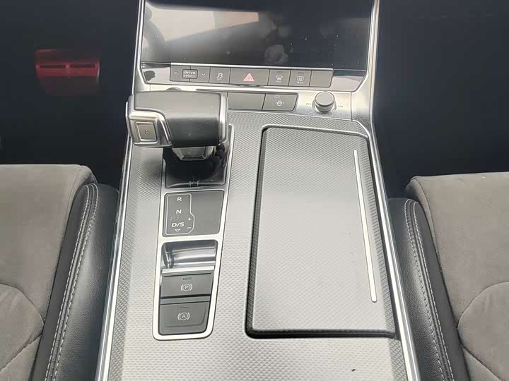 Фото 9 - Audi A6L