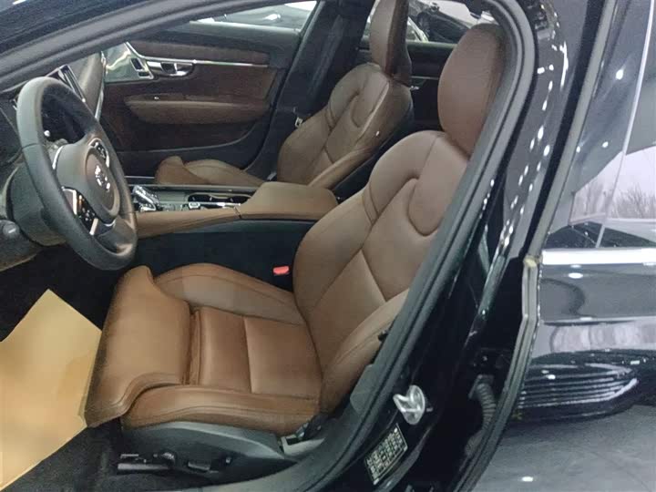 Фото 15 - Volvo S90