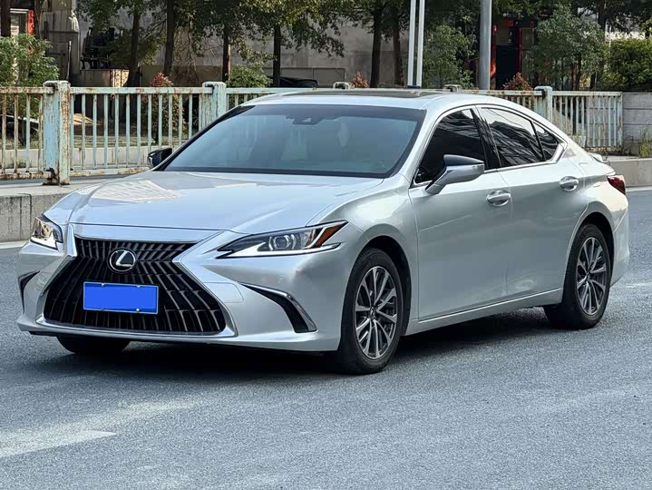 Фото 1 - Lexus ES