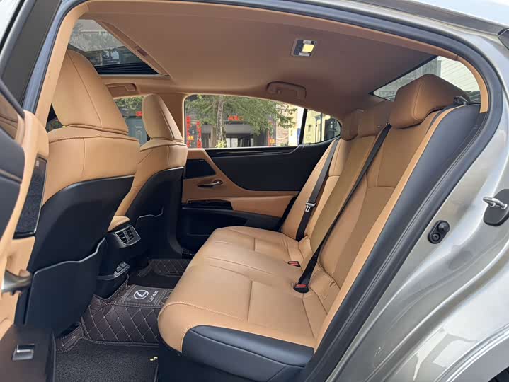 Фото 6 - Lexus ES