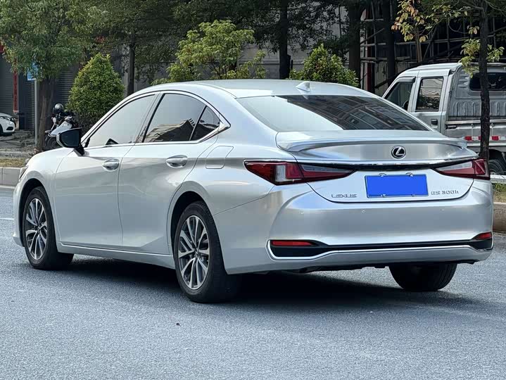 Фото 9 - Lexus ES