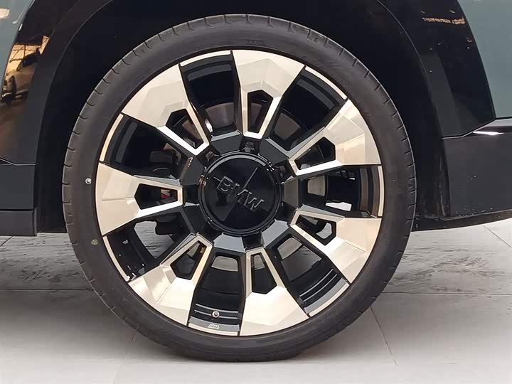 Фото 18 - BMW XM