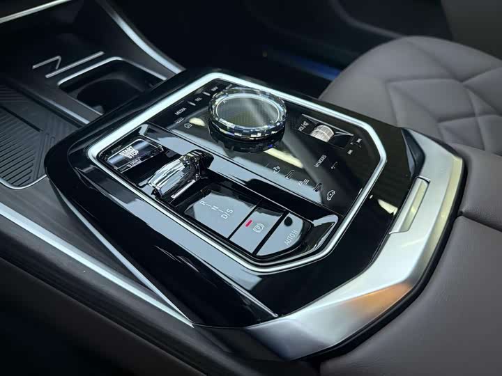 Фото 15 - BMW 7 Series