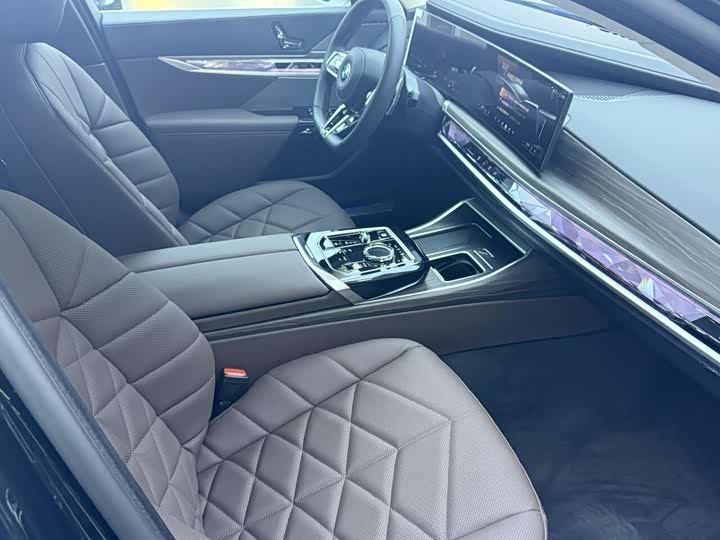 Фото 17 - BMW 7 Series