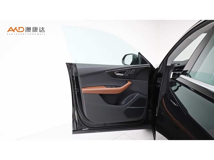 Фото 10 - Audi Q8