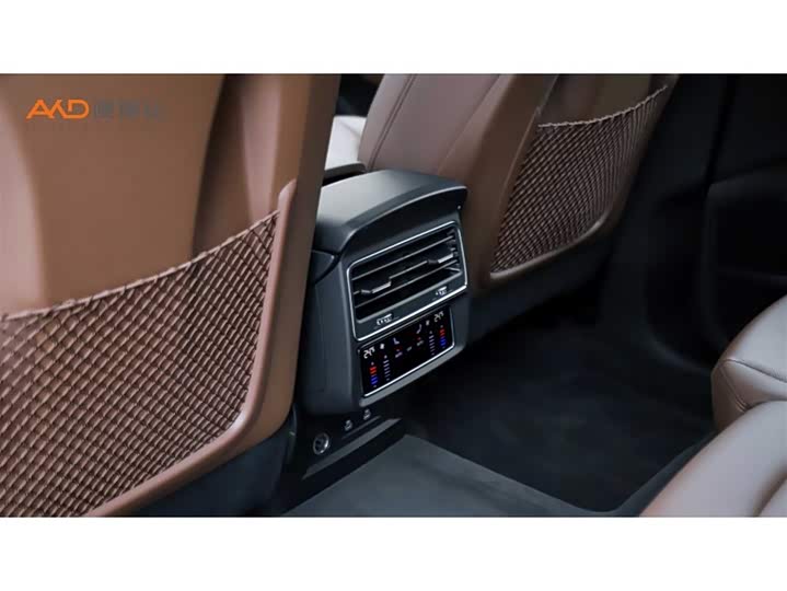 Фото 9 - Audi Q8