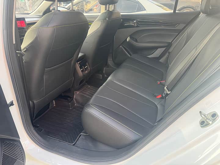 Фото 8 - Roewe i5