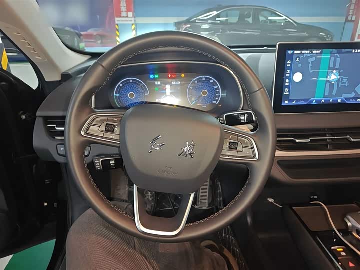 Фото 11 - Hongqi E-QM5