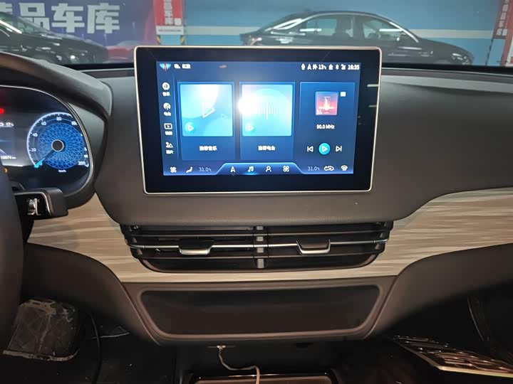 Фото 13 - Hongqi E-QM5