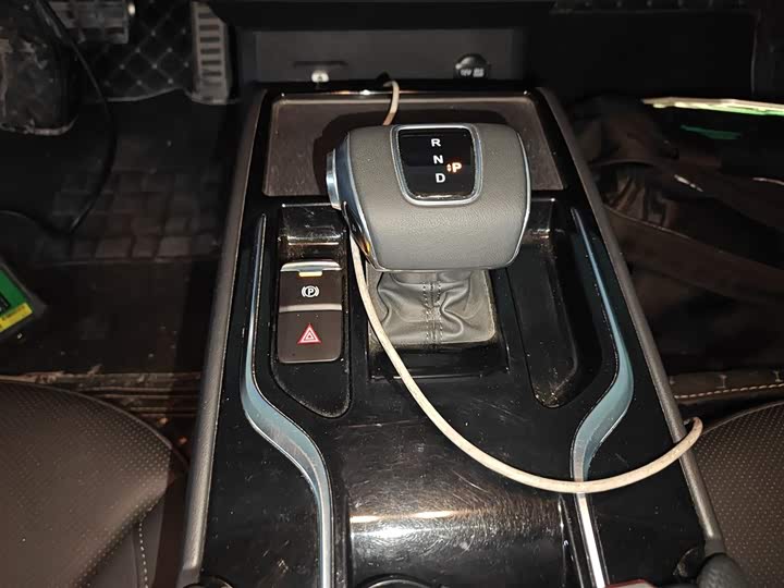 Фото 14 - Hongqi E-QM5