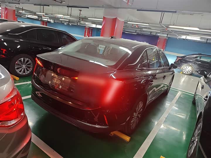 Фото 7 - Hongqi E-QM5