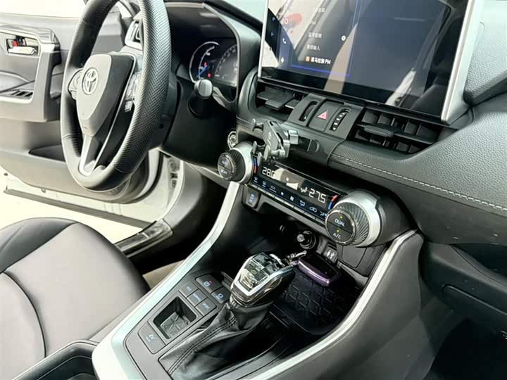 Фото 13 - Toyota RAV4