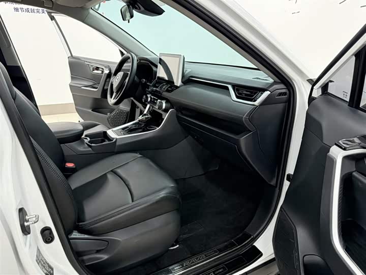 Фото 4 - Toyota RAV4