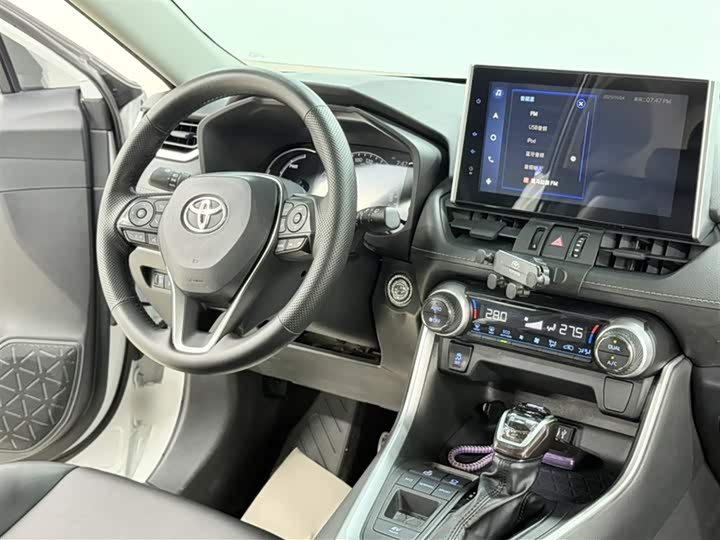 Фото 7 - Toyota RAV4