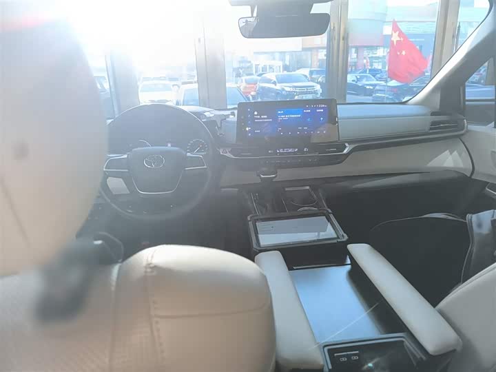 Фото 10 - Toyota Sienna