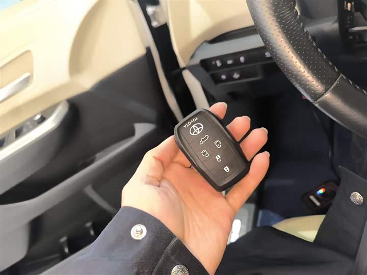 Фото 9 - Toyota Sienna