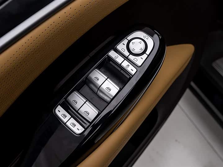 Фото 13 - Denza D9