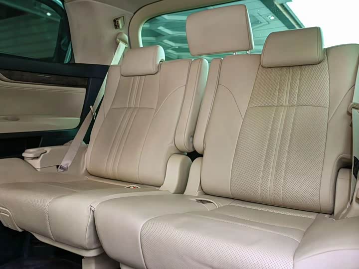 Фото 10 - Toyota Alphard