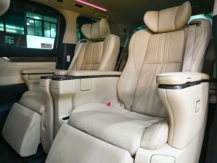 Фото 12 - Toyota Alphard