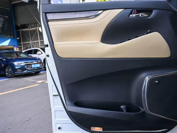 Фото 14 - Toyota Alphard