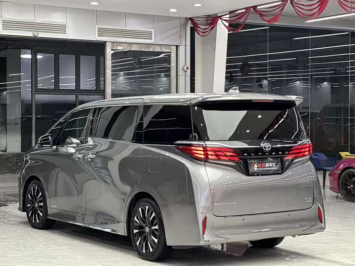 Фото 8 - Toyota Alphard