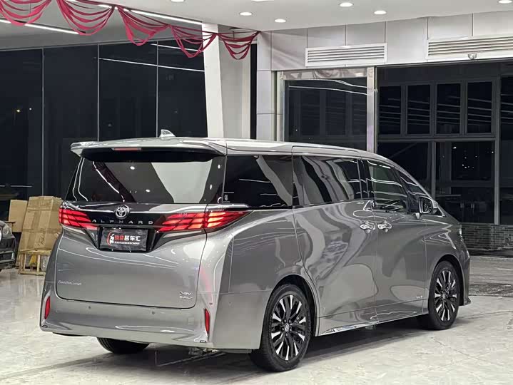 Фото 9 - Toyota Alphard