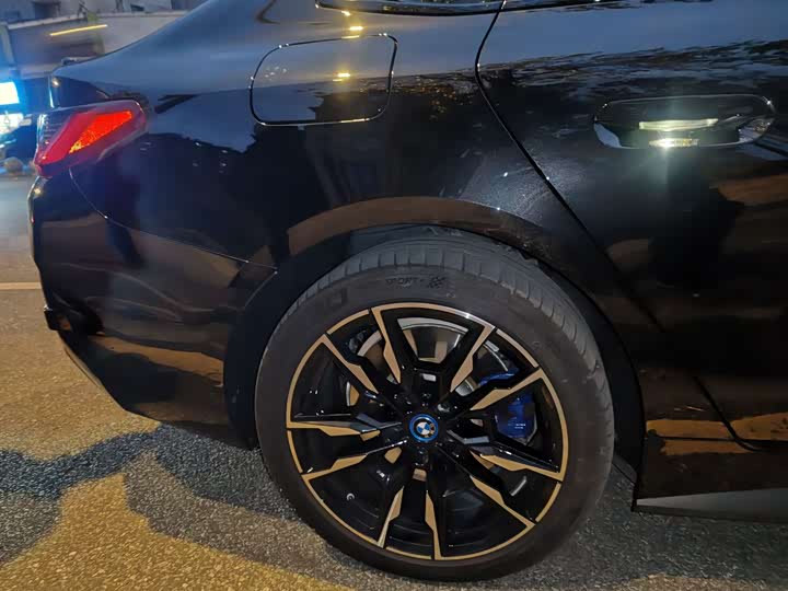 Фото 22 - BMW i4