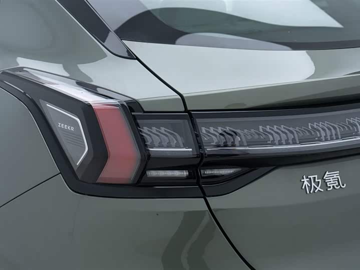 Фото 10 - Zeekr 001