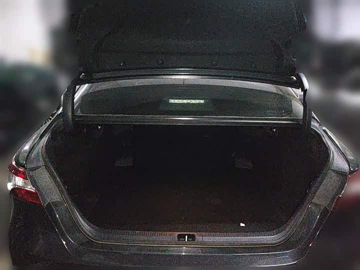 Фото 10 - Toyota Camry