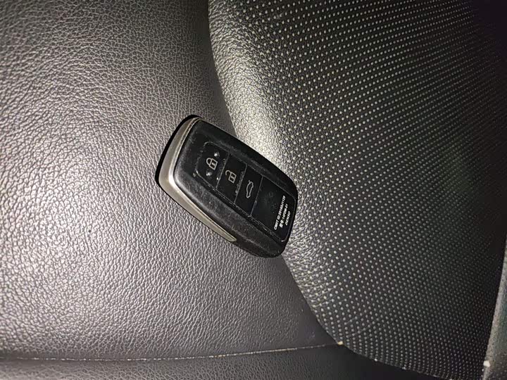 Фото 12 - Toyota Camry