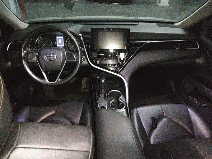 Фото 13 - Toyota Camry